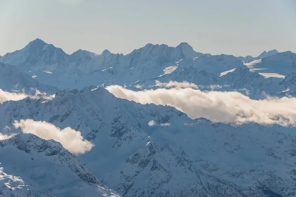 瑞士Engelberg滑雪胜地白雪覆盖的山峰 — 图库照片