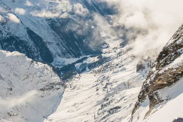 스위스의 베르크 리조트에 눈덮인 산봉우리들 — 스톡 사진