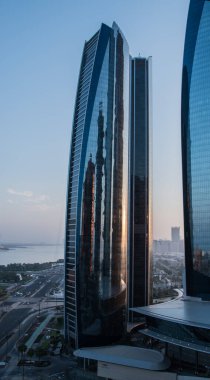Abu Dabi 'nin gökdelenli panoramik manzarası. BAE 'de çekildi..