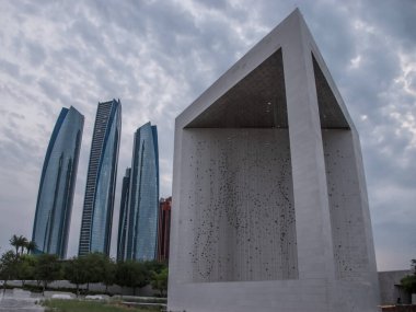 Kurucular Anıtı. Şeyh Zayed 'i sanat, doğa, kelimeler, hikayeler ve multimedya deneyimleriyle öğrenebileceğimiz bir yer. 10 Kasım 2019 'da Abu Dabi, BAE' de çekildi.