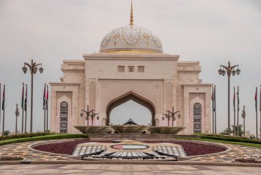 Abu Dabi 'de yeni, anıtsal bir manzara, şimdi halka açık, Arap dış mimarisinin harikalarını gösteriyor. Qasr Al Watan, Başkanlık Sarayı. Abu Dabi / BAE, Kasım 10.2019
