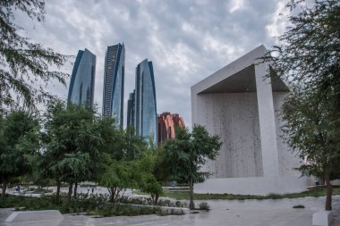 Kurucular Anıtı. Şeyh Zayed 'i sanat, doğa, kelimeler, hikayeler ve multimedya deneyimleriyle öğrenebileceğimiz bir yer. 10 Kasım 2019 'da Abu Dabi, BAE' de çekildi.