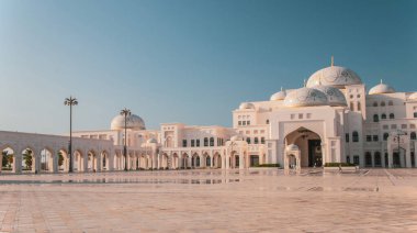 Abu Dabi 'de yeni, anıtsal bir manzara, şimdi halka açık, Arap iç mimarisinin harikalarını gösteriyor. Qasr Al Watan, Başkanlık Sarayı. Abu Dabi / BAE, Kasım 06.2019