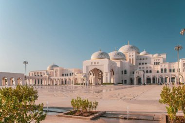 Abu Dabi 'de yeni, anıtsal bir manzara, şimdi halka açık, Arap iç mimarisinin harikalarını gösteriyor. Qasr Al Watan, Başkanlık Sarayı. Abu Dabi / BAE, Kasım 06.2019