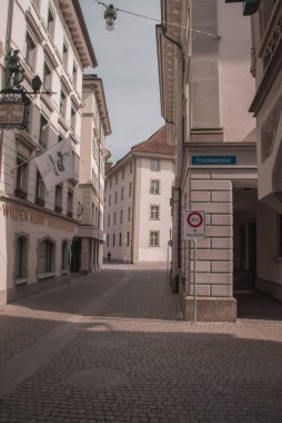 Boş sokaklar. Karantinaya alın. Kapalı dükkanlar. Kayıp turistler. Ekonomi mi çöktü? Başka bir kriz? Rüya mı gerçek mi? 27 Mart 'ta Lucerne / İsviçre' de çekilmiş. 2020