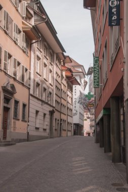 Boş sokaklar. Karantinaya alın. Kapalı dükkanlar. Kayıp turistler. Ekonomi mi çöktü? Başka bir kriz? Rüya mı gerçek mi? 27 Mart 'ta Lucerne / İsviçre' de çekilmiş. 2020
