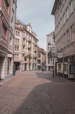 Boş sokaklar. Karantinaya alın. Kapalı dükkanlar. Kayıp turistler. Ekonomi mi çöktü? Başka bir kriz? Rüya mı gerçek mi? 27 Mart 'ta Lucerne / İsviçre' de çekilmiş. 2020