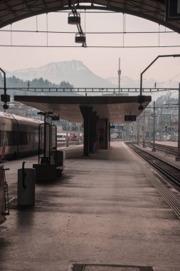 Boş sokaklar. Karantinaya alın. Kapalı dükkanlar. Kayıp turistler. Ekonomi mi çöktü? Başka bir kriz? Rüya mı gerçek mi? 27 Mart 'ta Lucerne / İsviçre' de çekilmiş. 2020