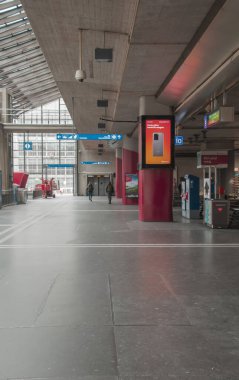 Boş sokaklar. Karantinaya alın. Kapalı dükkanlar. Kayıp turistler. Ekonomi mi çöktü? Başka bir kriz? Rüya mı gerçek mi? 27 Mart 'ta Lucerne / İsviçre' de çekilmiş. 2020