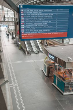 Boş sokaklar. Karantinaya alın. Kapalı dükkanlar. Kayıp turistler. Ekonomi mi çöktü? Başka bir kriz? Rüya mı gerçek mi? 27 Mart 'ta Lucerne / İsviçre' de çekilmiş. 2020