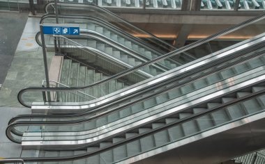 Boş sokaklar. Karantinaya alın. Kapalı dükkanlar. Kayıp turistler. Ekonomi mi çöktü? Başka bir kriz? Rüya mı gerçek mi? 27 Mart 'ta Lucerne / İsviçre' de çekilmiş. 2020
