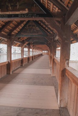 Boş sokaklar. Karantinaya alın. Kapalı dükkanlar. Kayıp turistler. Ekonomi mi çöktü? Başka bir kriz? Rüya mı gerçek mi? 27 Mart 'ta Lucerne / İsviçre' de çekilmiş. 2020