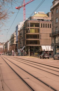 Boş sokaklar. Kapalı dükkanlar. Kayıp turistler. 2 Nisan 'da Zürih / İsviçre' de çekilmiş. 2020