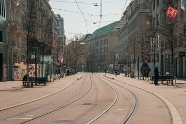 Boş sokaklar. Kapalı dükkanlar. Kayıp turistler. 2 Nisan 'da Zürih / İsviçre' de çekilmiş. 2020