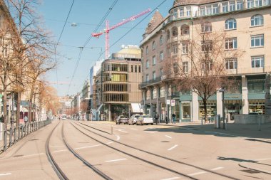 Boş sokaklar. Kapalı dükkanlar. Kayıp turistler. 2 Nisan 'da Zürih / İsviçre' de çekilmiş. 2020