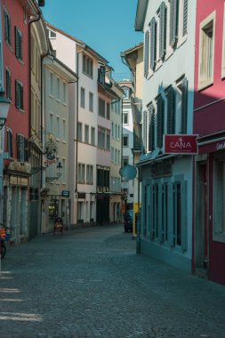 Boş sokaklar. Kapalı dükkanlar. Kayıp turistler. 2 Nisan 'da Zürih / İsviçre' de çekilmiş. 2020