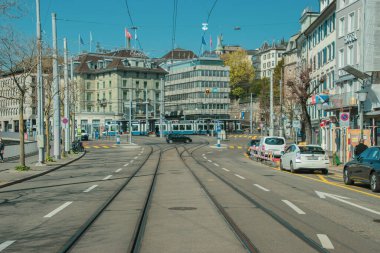 Boş sokaklar. Kapalı dükkanlar. Kayıp turistler. 2 Nisan 'da Zürih / İsviçre' de çekilmiş. 2020