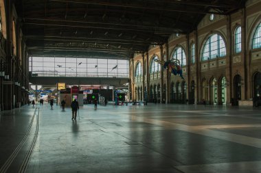 Boş sokaklar. Karantinaya alın. Kapalı dükkanlar. Kayıp turistler. 2 Nisan 'da Zürih / İsviçre' de çekilmiş. 2020