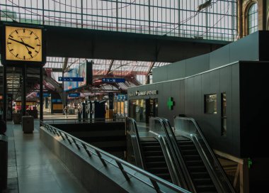 Boş sokaklar. Kapalı dükkanlar. Kayıp turistler. 2 Nisan 'da Zürih / İsviçre' de çekilmiş. 2020