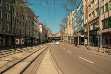 Boş sokaklar. Kapalı dükkanlar. Kayıp turistler. 2 Nisan 'da Zürih / İsviçre' de çekilmiş. 2020