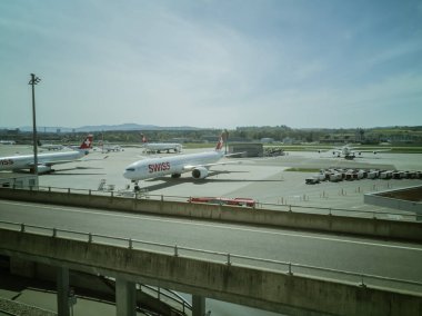 Kapalı dükkanları ve yolcuları olmayan Zürih Havaalanı. 16 Nisan 'da Zürih / İsviçre' de çekilmiş. 2020