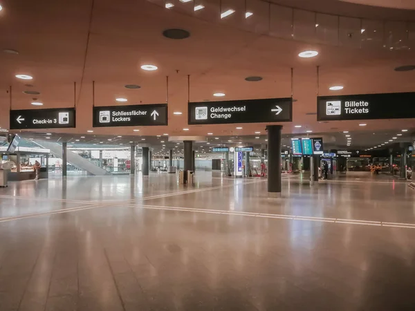 Lotnisko Zurychu Zamkniętymi Sklepami Bez Pasażerów Zrobione Zurychu Szwajcaria Kwietnia — Zdjęcie stockowe
