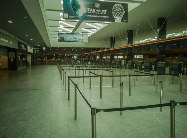 Lotnisko Zurychu Zamkniętymi Sklepami Bez Pasażerów Zrobione Zurychu Szwajcaria Kwietnia — Zdjęcie stockowe