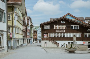 Meşhur Appenzell 'de kapalı dükkanlar ve boş sokaklar. Appenzell / İsviçre 'de 6 Mayıs' ta çekilmiş. 2020