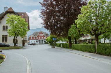 Meşhur Appenzell 'de kapalı dükkanlar ve boş sokaklar. Appenzell / İsviçre 'de 6 Mayıs' ta çekilmiş. 2020