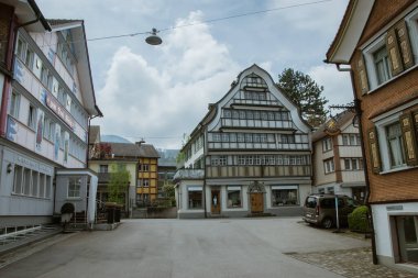 Meşhur Appenzell 'de kapalı dükkanlar ve boş sokaklar. Appenzell / İsviçre 'de 6 Mayıs' ta çekilmiş. 2020
