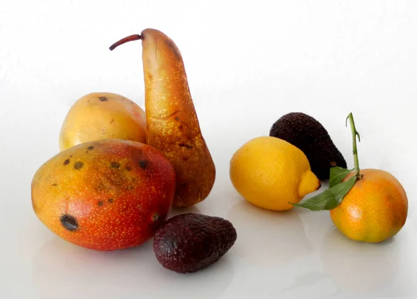 Frutta Fresca Sul Tavolo Bianco — Foto Stock