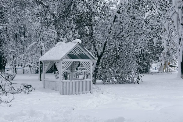 Летний домик зимой — стоковое фото