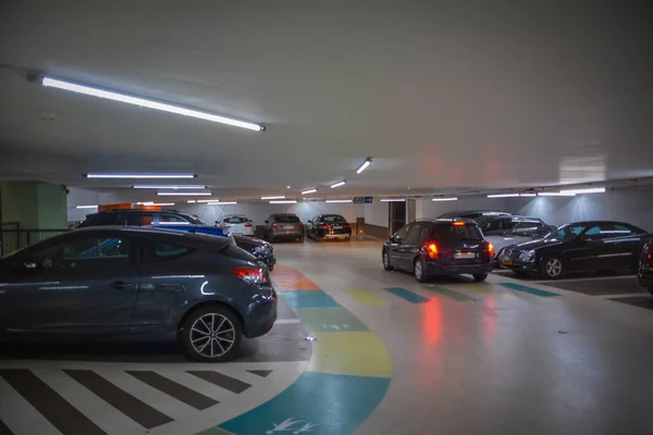 Samochody Zaparkowane Parkingu Podziemnym Orlean Francja Sierpnia 2017 — Zdjęcie stockowe