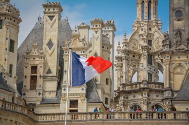 Chambord castle. En büyük ve muhtemelen en ünlü kale Loire üzerinde kalesidir. Yaklaşık on beş kilometre doğusunda Blois, nehrin kenarına Fort de Boulogne Sologne içinde Cosson bulunur