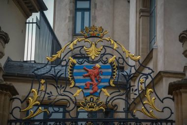 Lüksemburg Büyük Dükalığı hala Hollanda Krallığı bir parçası iken Lüksemburg arması şehre Yüksek Konseyi soylular tarafından 10 Kasım 1818 verildi.