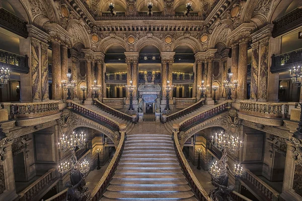 Septiembre 2016 - Escalera del teatro de la ópera en París — Foto de Stock