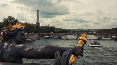 Paris'te Alexandre III Köprüsü'nden görüntülemek