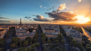 Günbatımı Paris ve Eyfel Kulesi