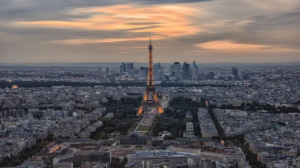 Tour Eiffel et le quartier des affaires La Défense à Paris — Photo