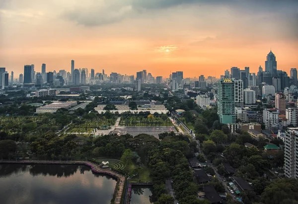 Puesta de sol sobre el parque de Banjakiti en Bangkok —  Fotos de Stock