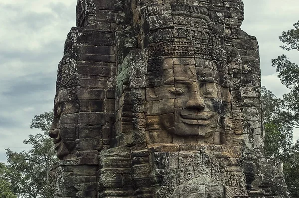 Kamenná hlava na věže chrámu bayon v angkor thom, Kambodža — Stock fotografie