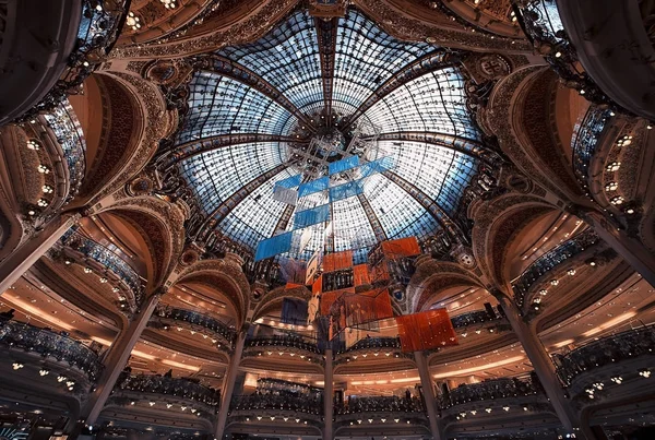 Торговый центр Galeries Lafayette в Париже — стоковое фото