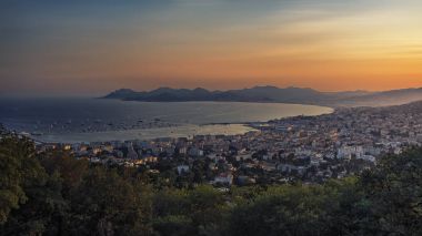 Günbatımı üzerinde Cannes