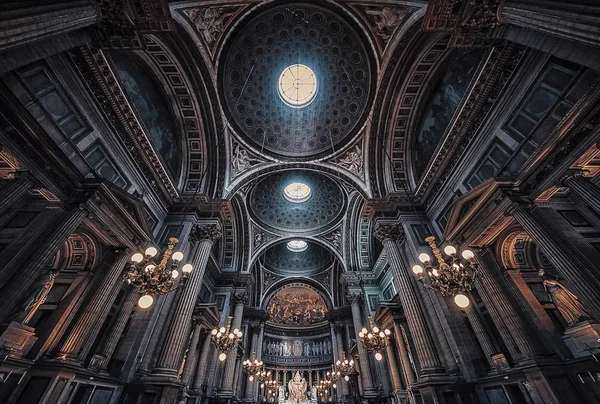 Ла-Мадлен церкви в Парижі — стокове фото