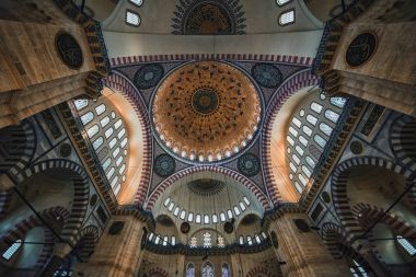 Istanbul'daki Süleymaniye Camii caminin tavan