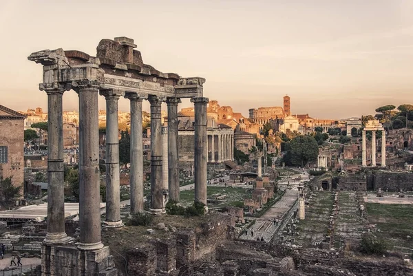 Romanische Stadtlandschaft bei Sonnenuntergang — Stockfoto