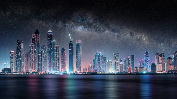 Dubai ciudad bajo la Vía Láctea — Foto de Stock