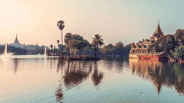 Karaweik Kandawgyi Lake Yangon City — Stockfoto