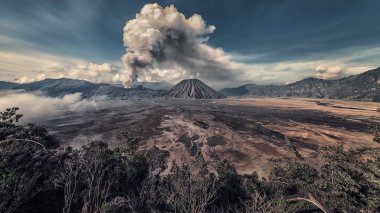 Sabahın erken saatlerinde Mount Bromo, aktivite
