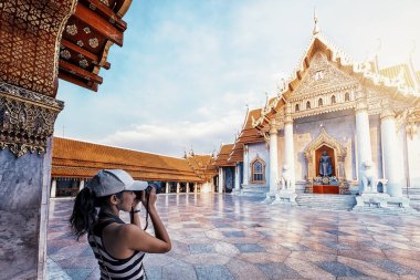 Turist kız almak fotoğraf Bangkok mermer Tapınağı